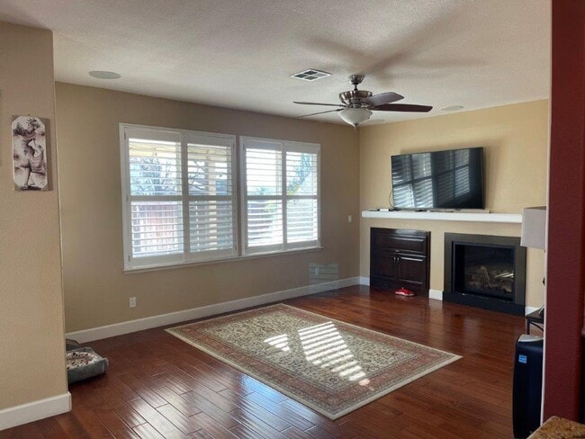 Building Photo - NEWER MODERN HOME BEHIND KAISER VACAVILLE *STAR RENTALS