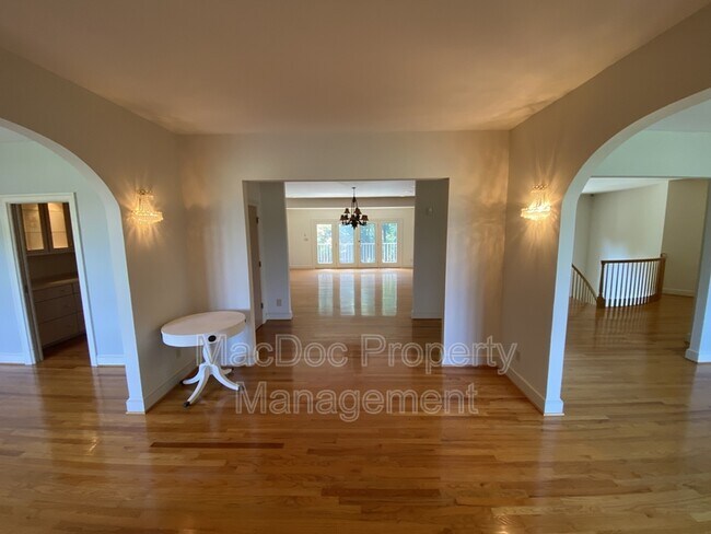 Building Photo - 11225 N Club Dr