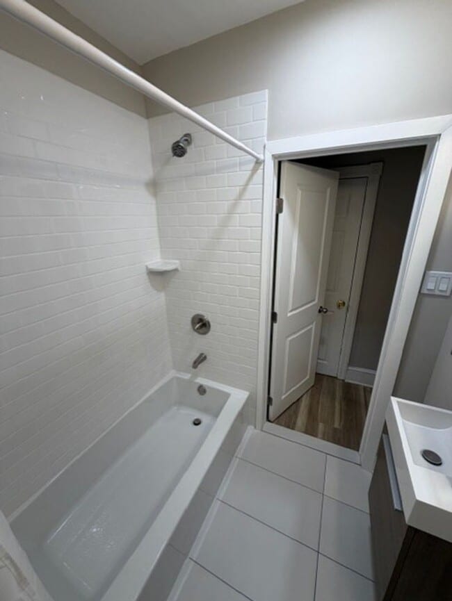 Building Photo - Spacious 3 Bedroom Grays Ferry