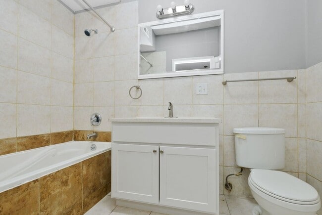 Building Photo - Duplex Two Bedroom Unit Available in South Shore