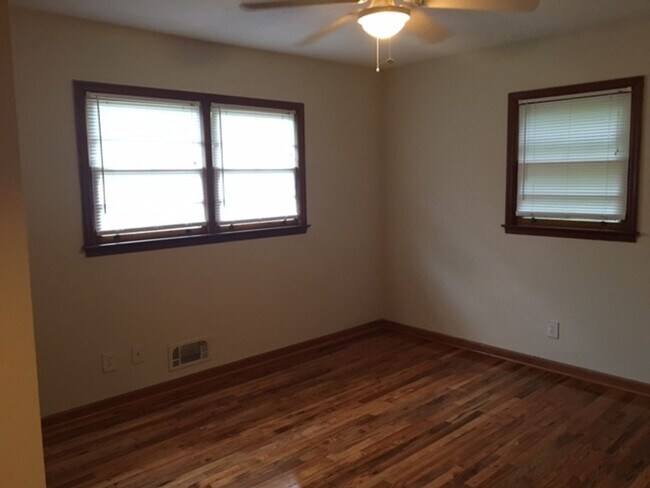 Building Photo - Cozy 4- bedroom house!