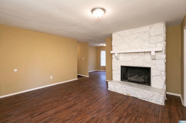 Building Photo - 4/2 Adamsville Home