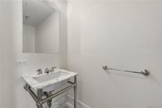 Building Photo - 1 Renaissance Square