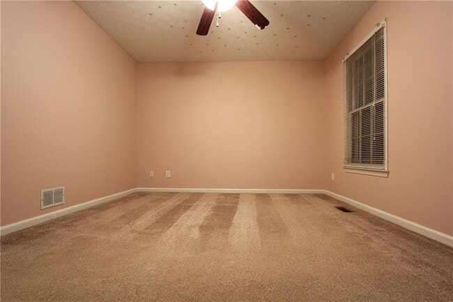 Building Photo - 818 Springlake Rd