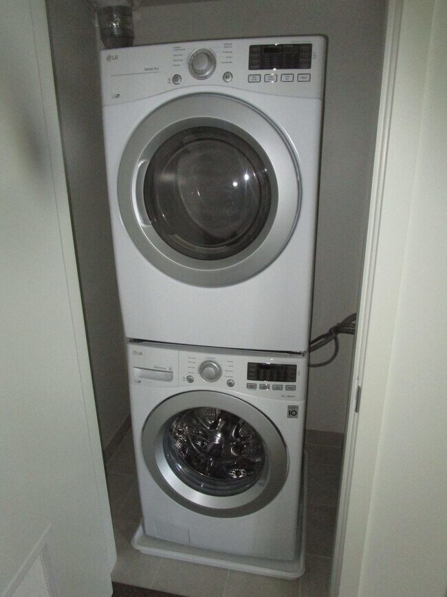 Building Photo - Savina by Bosa - Built 2020 - Bay & Downtown Views - 2 Parking Spots