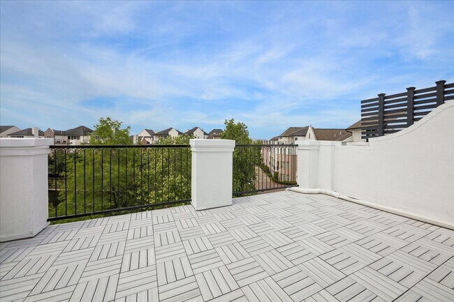 Building Photo - 2048 Fannin Station S