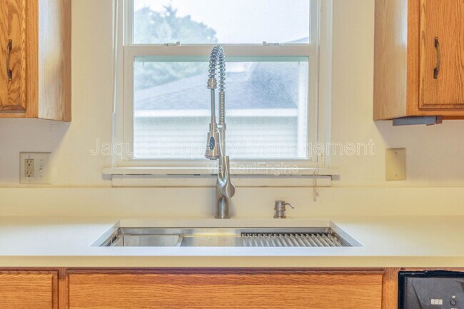 Building Photo - 2726 Applelane Ave