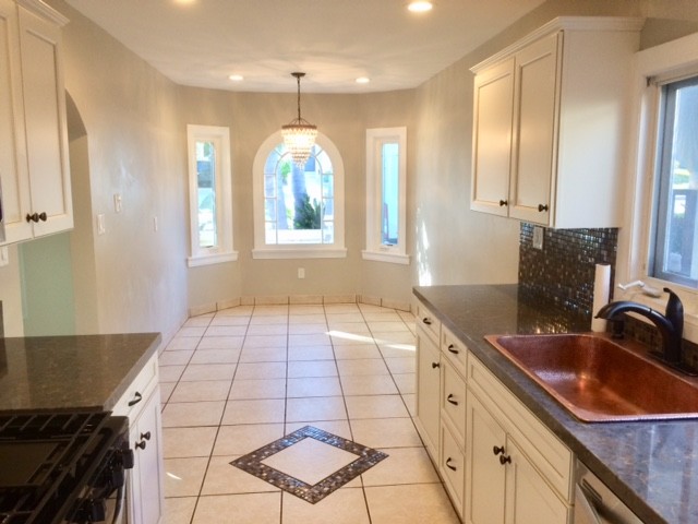 Fully Equipped kitchen/breakfast area - 1350 Curson S Ave