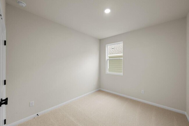 Building Photo - 254 Crater Lk Dr