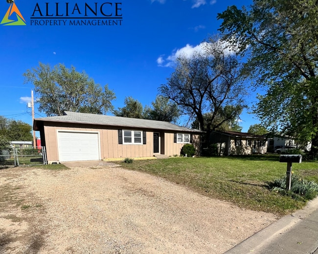Building Photo - Lovely Home ~ Fenced Yard