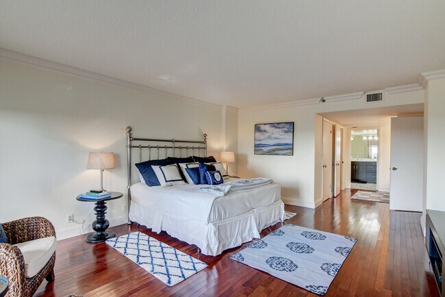 Building Photo - 4301 N Ocean Blvd