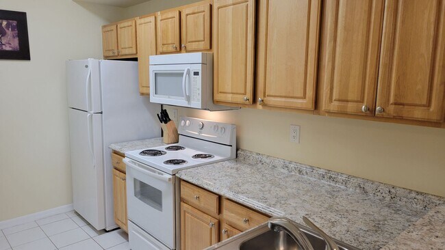 Building Photo - Annual turnkey furnished renovated GATED COMMUNITY**3 BEDROOM TOWNHOUSE