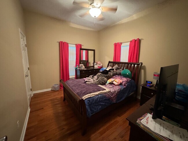Building Photo - MOVE-IN READY!