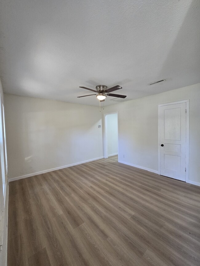 Building Photo - 1018 N Volutsia