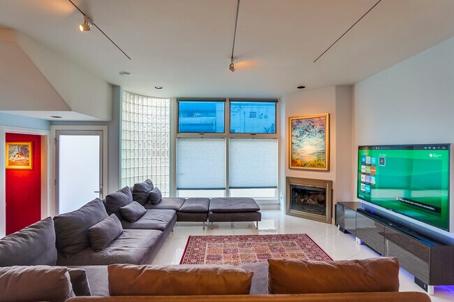 Building Photo - 1128 22nd St