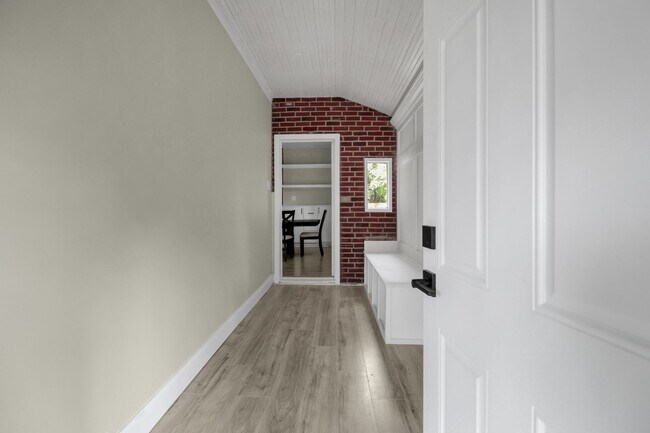 Building Photo - 570 Southwood Ave