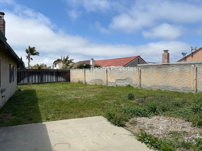 Building Photo - Spacious fenced yard - Three bedroom home ...