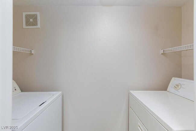 Building Photo - 555 E Silverado Ranch Blvd