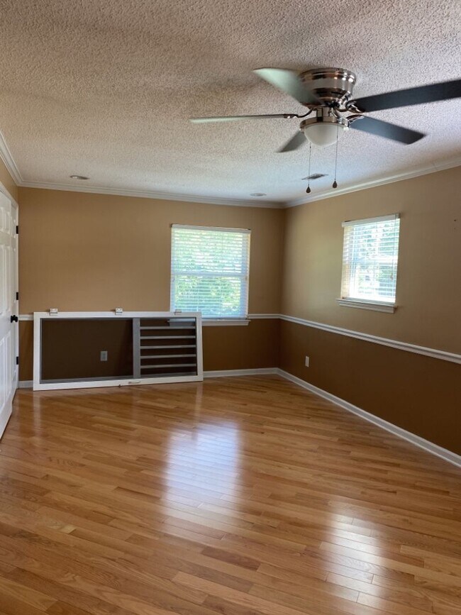 Building Photo - $350 Off First Month! Great 1 bedroom 1 bath located in a great area of NW Cleveland! Leasing Spe...