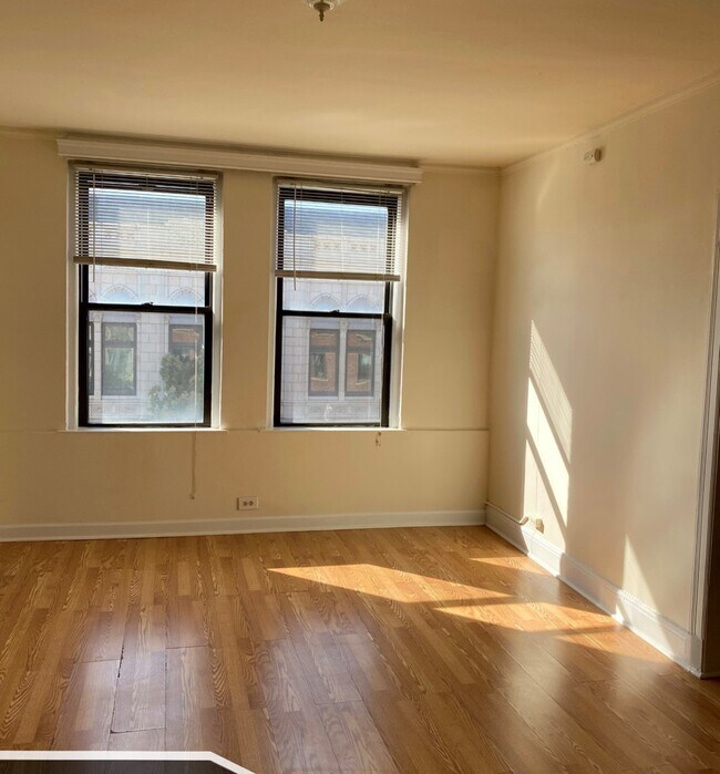 Building Photo - 3335 W Diversey Ave