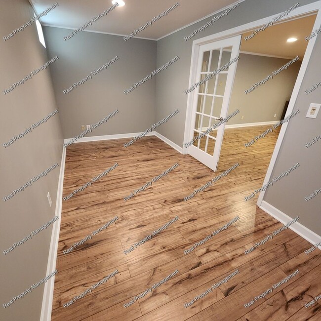 Building Photo - Gorgeous 4 Bedroom Ranch