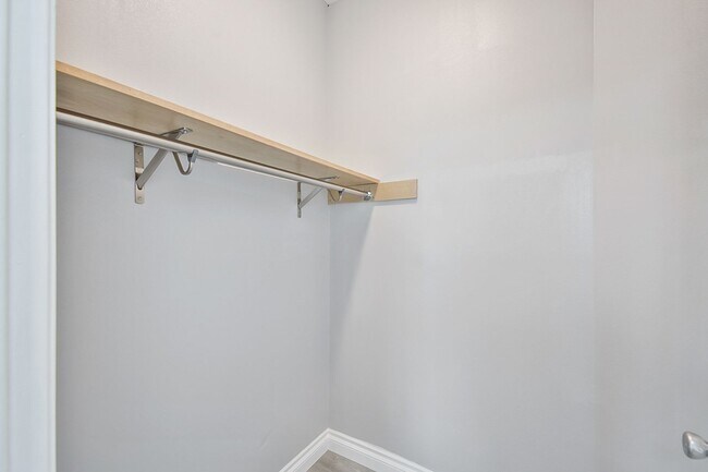 Building Photo - 513 S Oak St