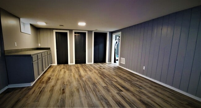 Building Photo - Updated 4 BR / 3 BA SFH w/ Hdwd Flrs, Sunny Porch, 2-car Garage in Robbinsdale!