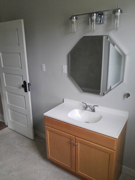 Building Photo - 428 N Zane Hwy