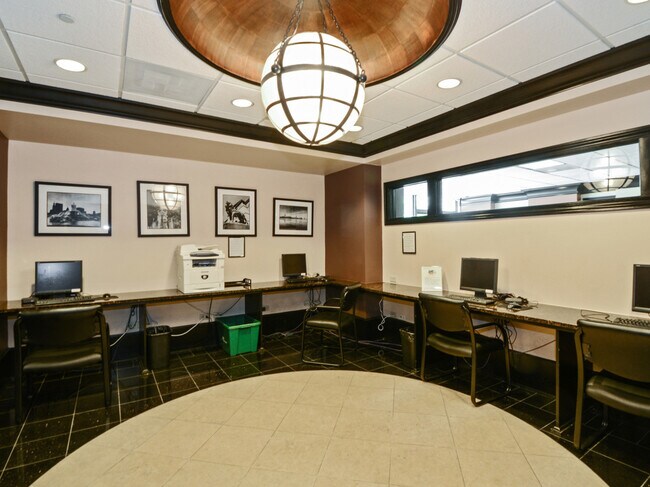 Building Photo - 10 E Ontario St