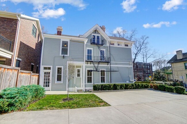 Building Photo - 2701 Cleinview Ave