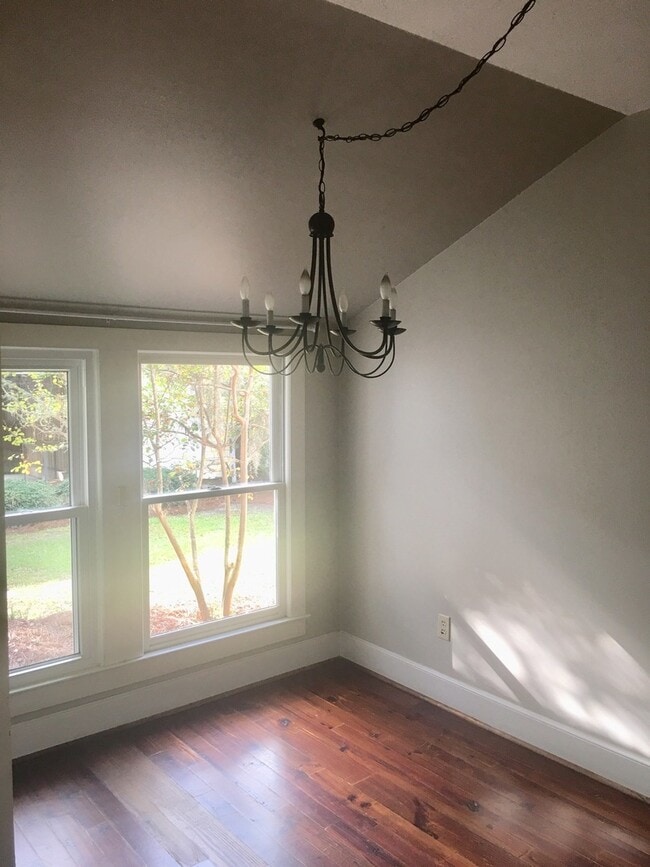 Building Photo - Charming and spacious 3 bedroom cottage in downtown Conway!