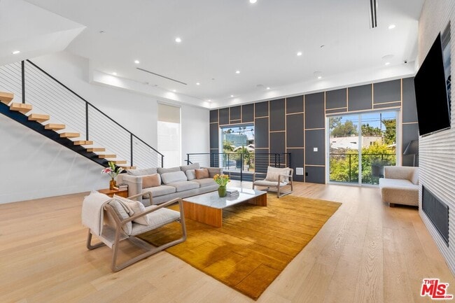 Building Photo - 656 California Ave