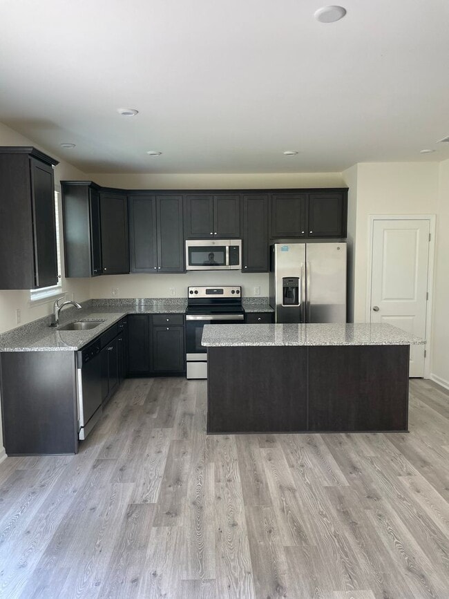 Building Photo - THE COMMONS AT RICHMOND HILL **Rent Specia...