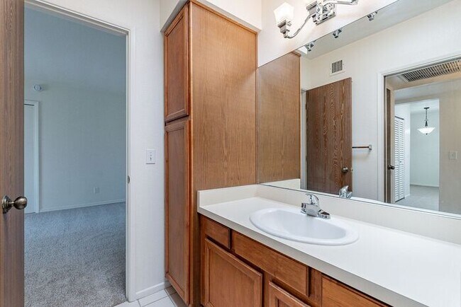 Building Photo - Move-In Ready 2-Bed Tucson Home with Natur...