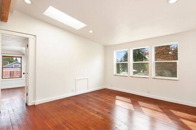 Building Photo - 425 Nelson St