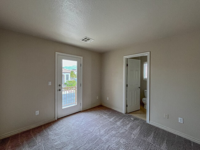 Building Photo - 2156 Summer Home St