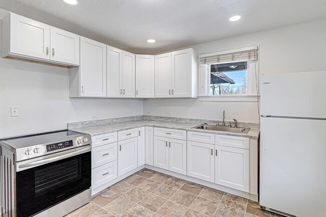 Building Photo - Renovated Upstairs 2-Bedroom, 2-Bath Apartment in Prime Downtown Location with 2 Office Spaces!