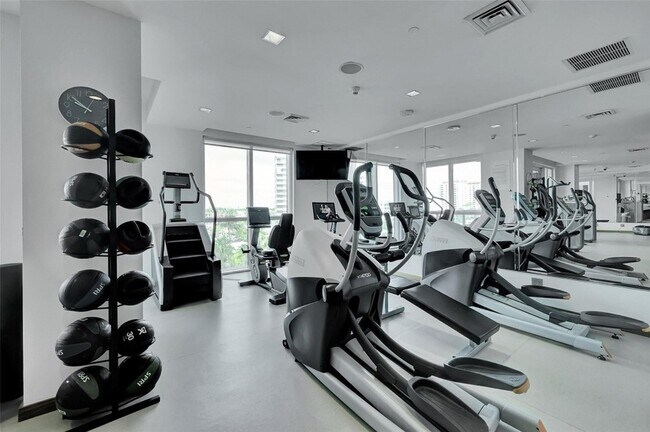 Building Photo - 101 S Fort Lauderdale Beach Blvd