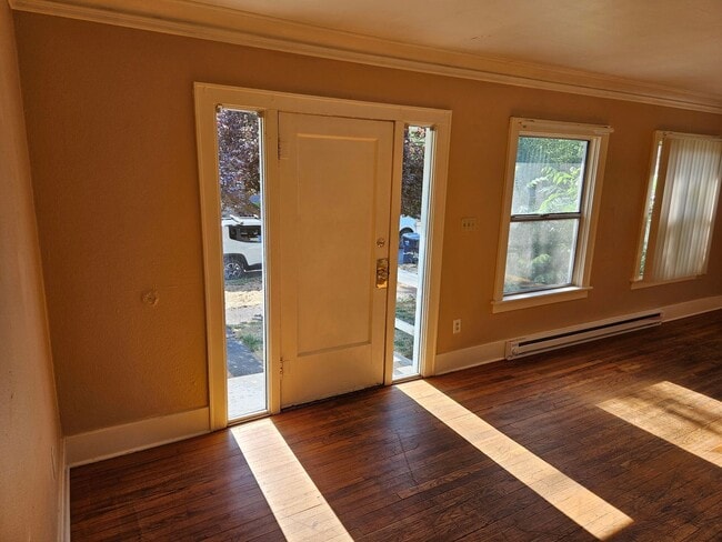 Building Photo - Spacious Campus Home! - $300 OFF 1ST MONTH...