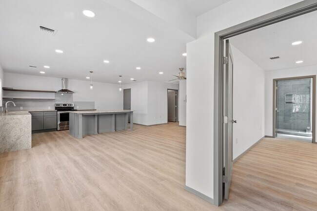 Building Photo - 905 N Lincoln St