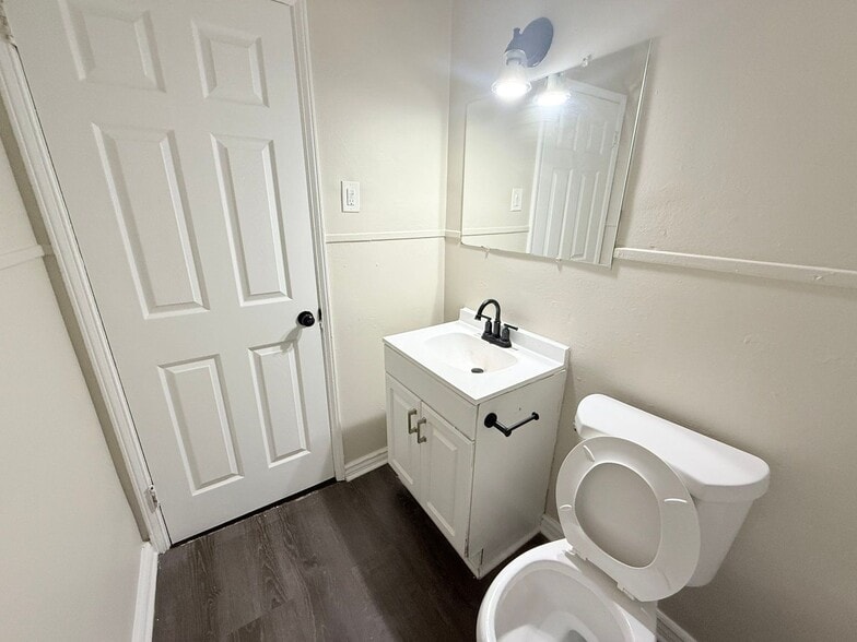 Building Photo - This beautifully updated 3-bedroom, 1-bath single-family home is ready for move-in!