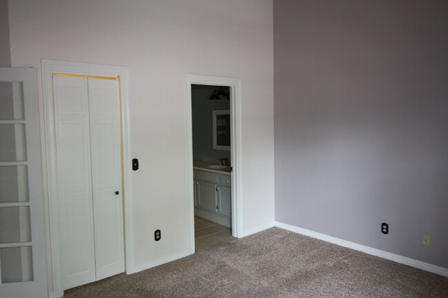 Building Photo - Adorable 2bdrm 1 bath townhome in Desirabl...