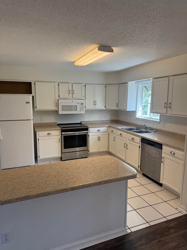 Building Photo - 255 Skate Dr