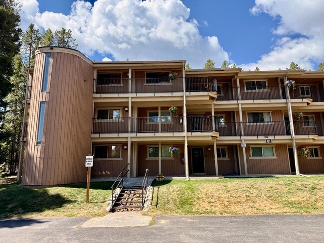 Building Photo - 40 Village Dr