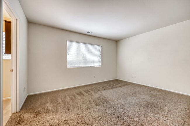 Building Photo - MOVE IN READY! 4 bed plus den - easy I-5 a...