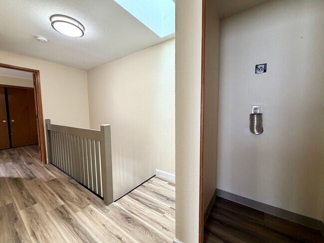 Building Photo - 3 Bed 1.5 Bath Townhouse In Garden Home~ A/C~ Wood Burning Fireplace~ Washer/Dryer Hook-Ups~ Off ...