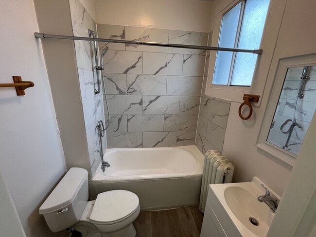 Building Photo - Charming 1 Bedroom Apartment in the Heart ...