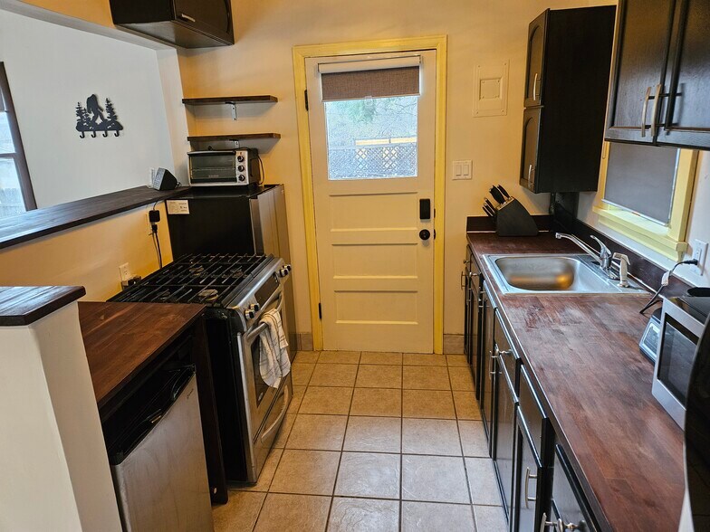 Guest House - 807 E Yampa St