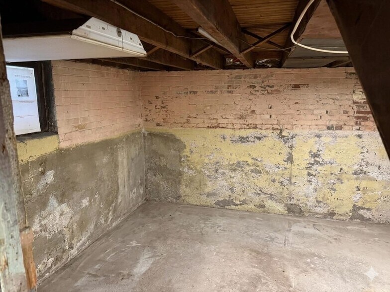 Building Photo - 901 W Main St