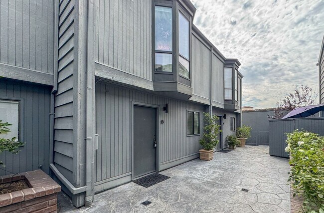 Building Photo - 880 Hilldale Ave